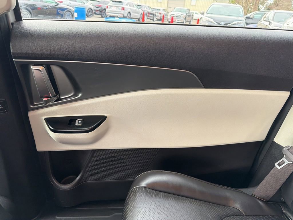 Used 2022 Kia Carnival LX image 23