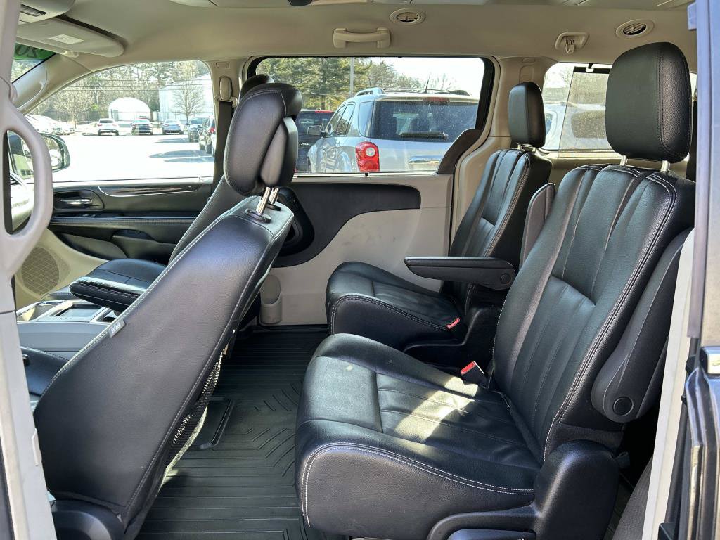 Used 2015 Chrysler Town & Country Touring FWD image 11