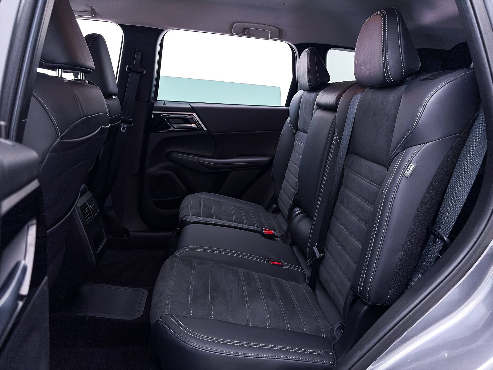 Used 2023 Mitsubishi Outlander SE AWD/4WD image 36