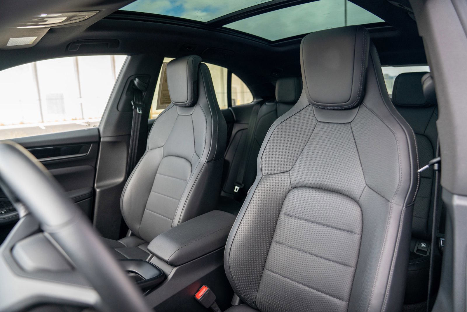 Certified 2025 Porsche Macan Electric image 5