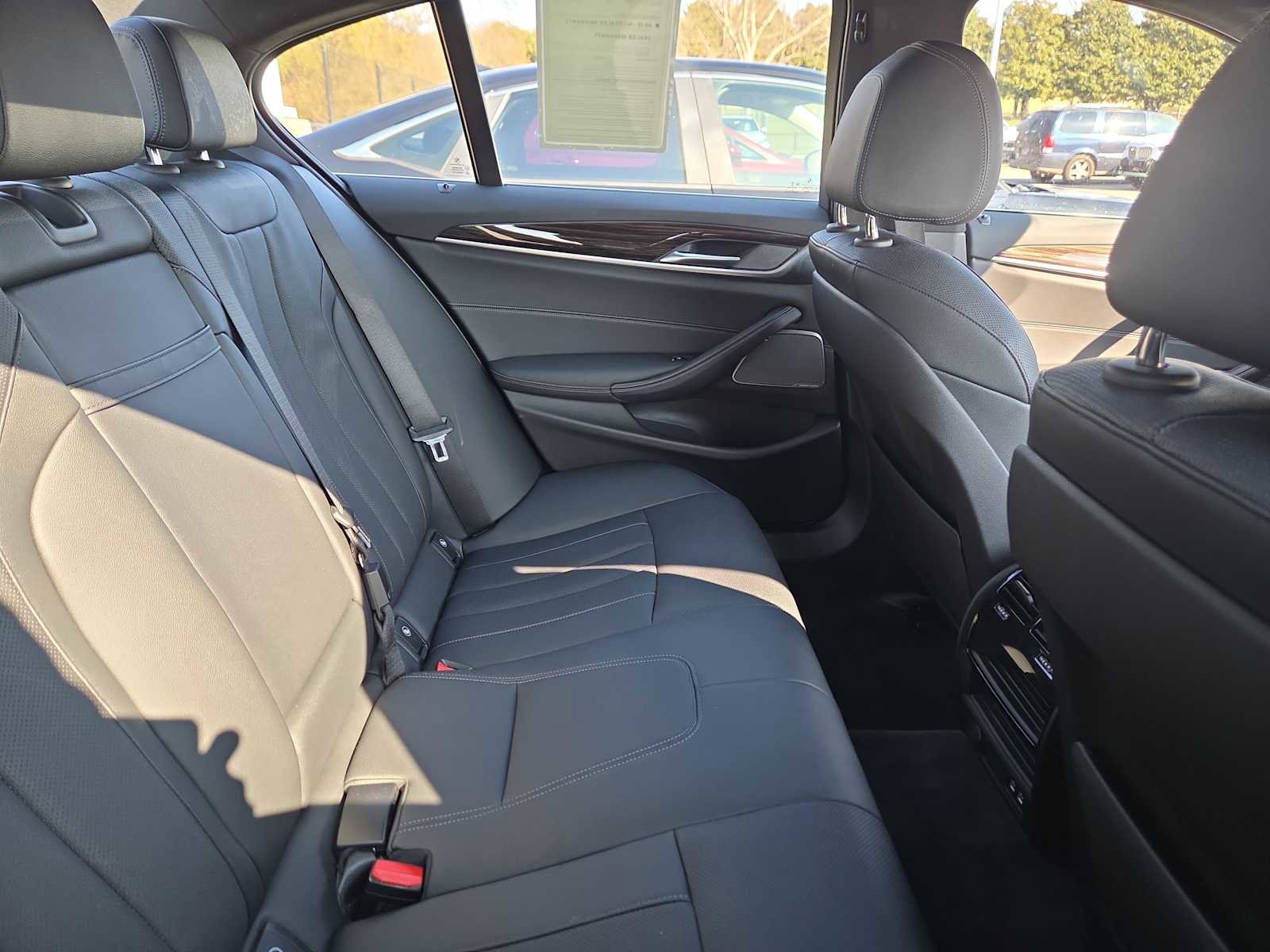 Used 2022 BMW 530i xDrive w/ Premium Package image 5