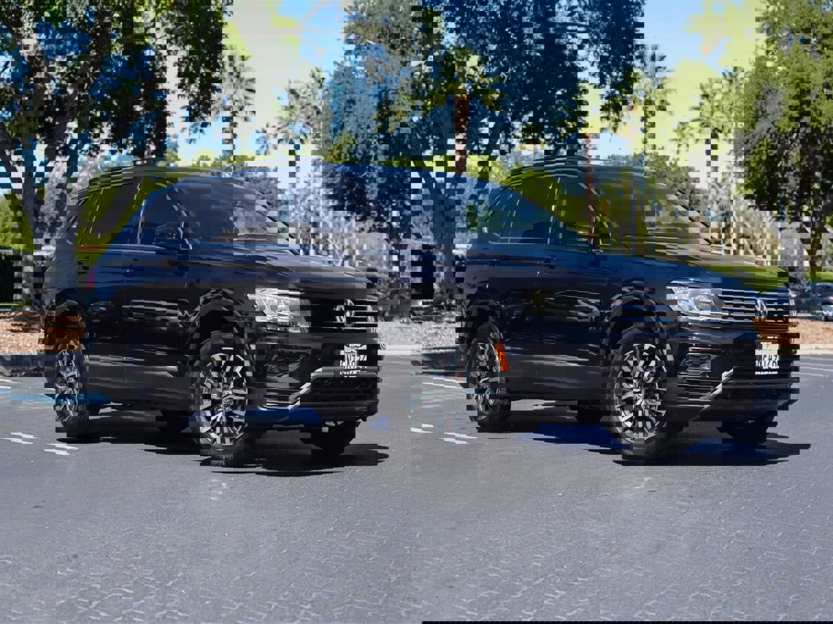 Used 2020 Volkswagen Tiguan SE w/ Panoramic Sunroof Package image 2