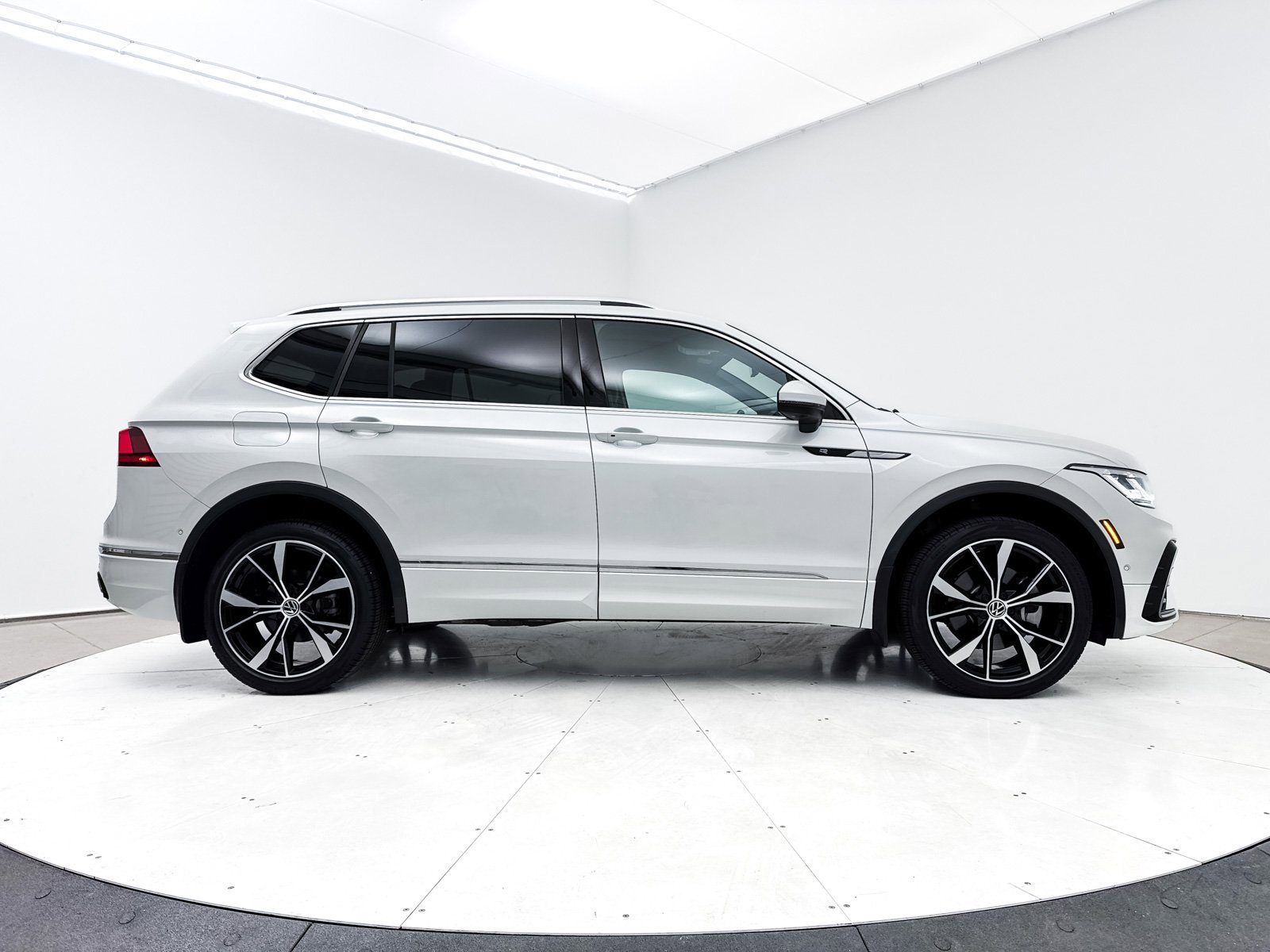 Used 2022 Volkswagen Tiguan SEL R-Line image 41
