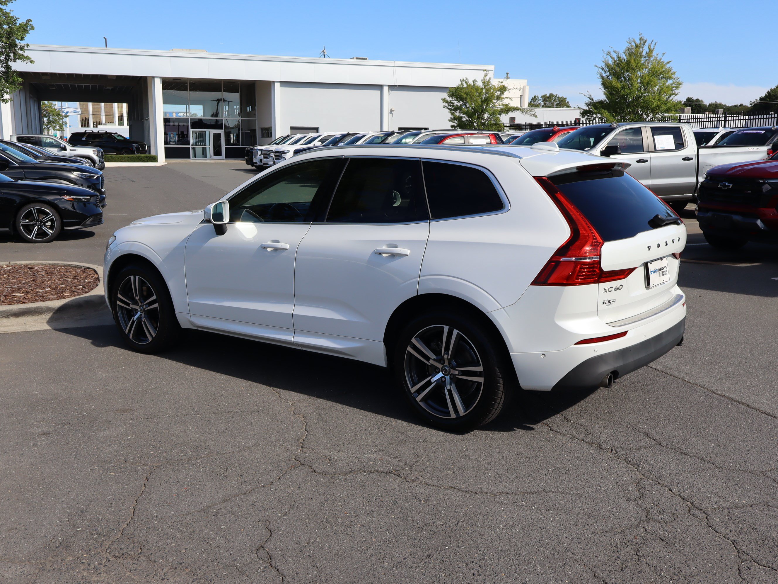 Used 2018 Volvo XC60 T6 Momentum w/ Vision Package AWD/4WD image 8