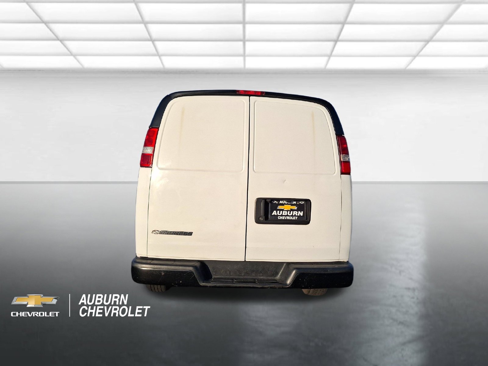Used 2017 Chevrolet Express 2500 Extended RWD image 4