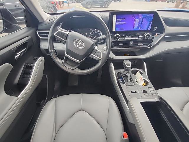 Used 2024 Toyota Highlander XLE image 6