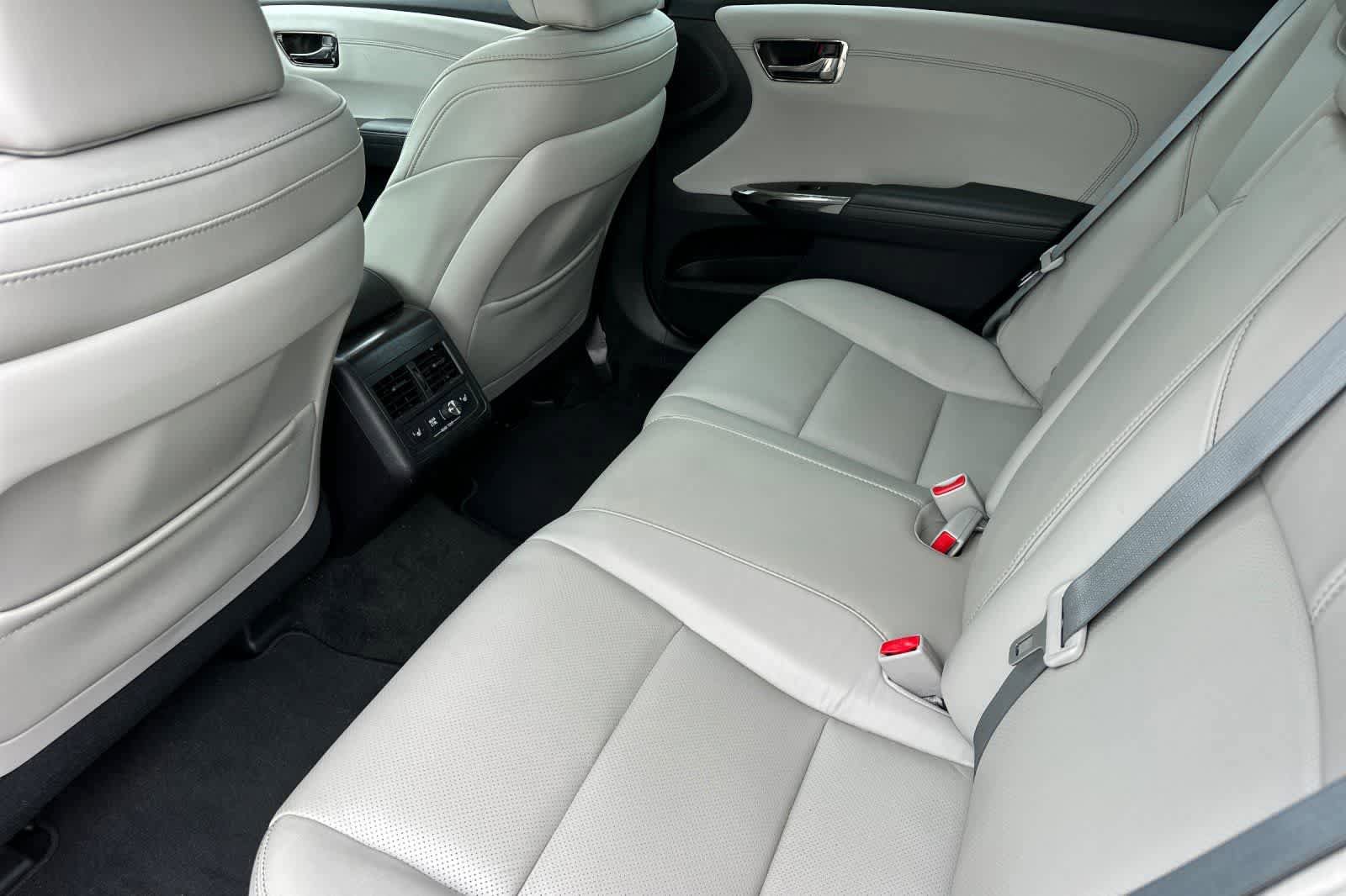 Used 2018 Toyota Avalon Limited w/ Carpet Mat Package FWD image 4