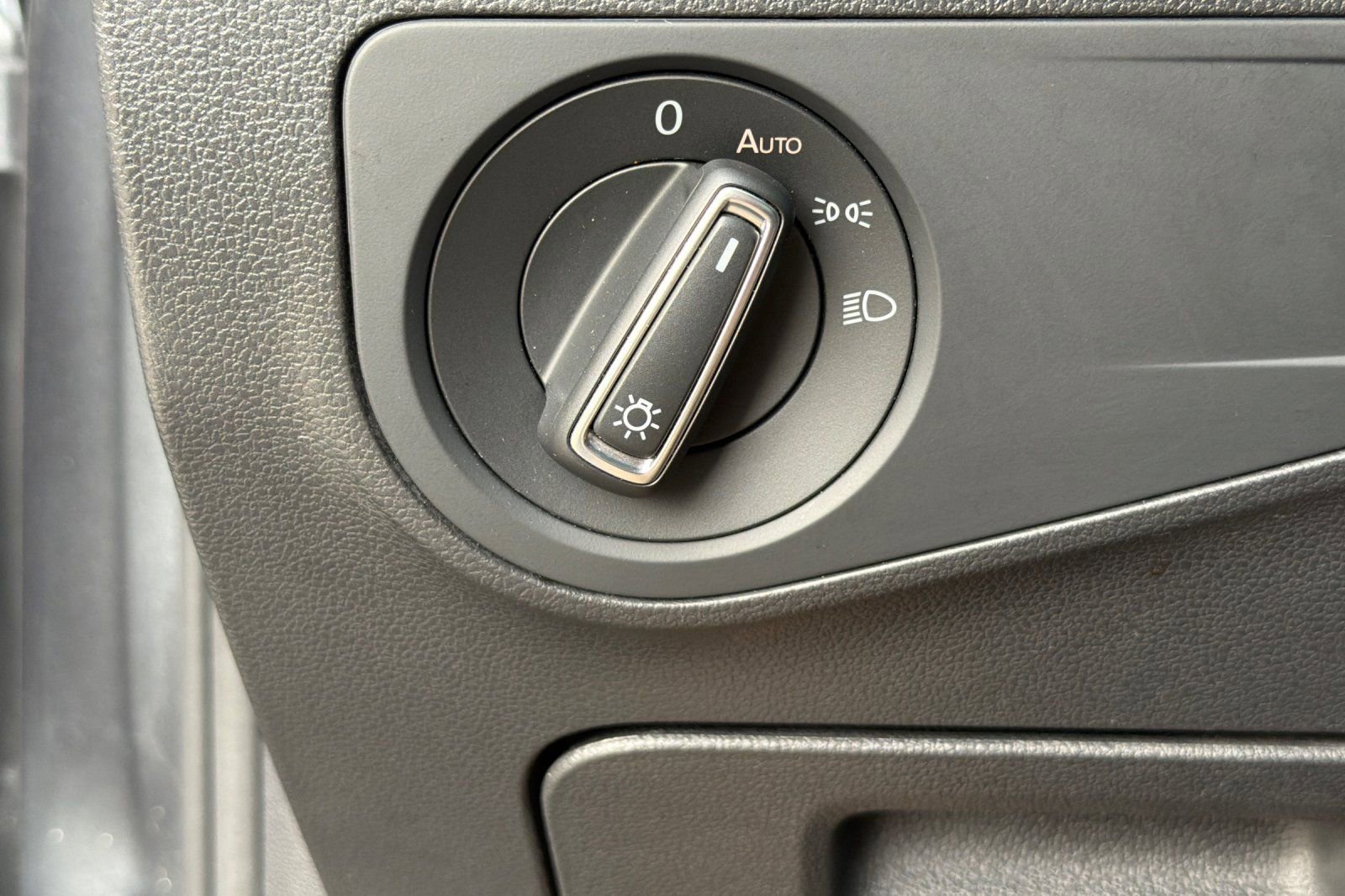 Used 2019 Volkswagen Tiguan SE w/ Panoramic Sunroof Package image 37