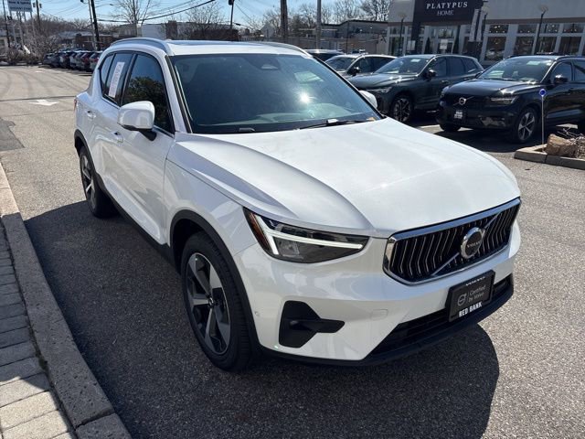 Used 2025 Volvo XC40 B5 Plus AWD/4WD image 7