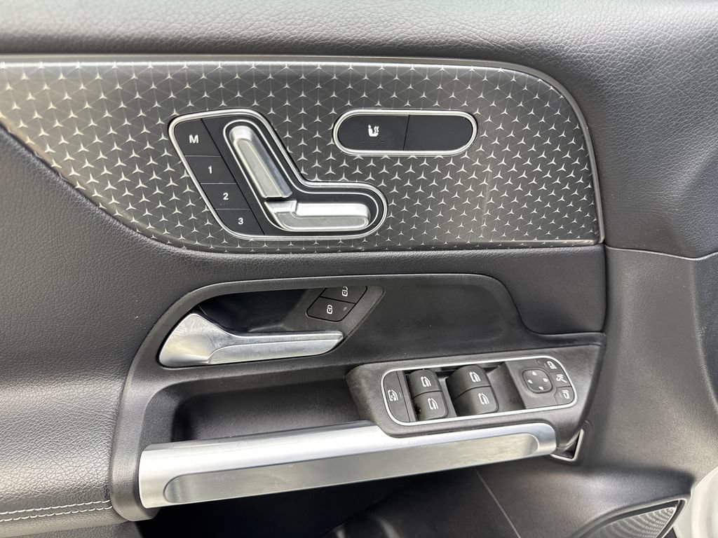 Used 2024 Mercedes-Benz GLB 250 image 30