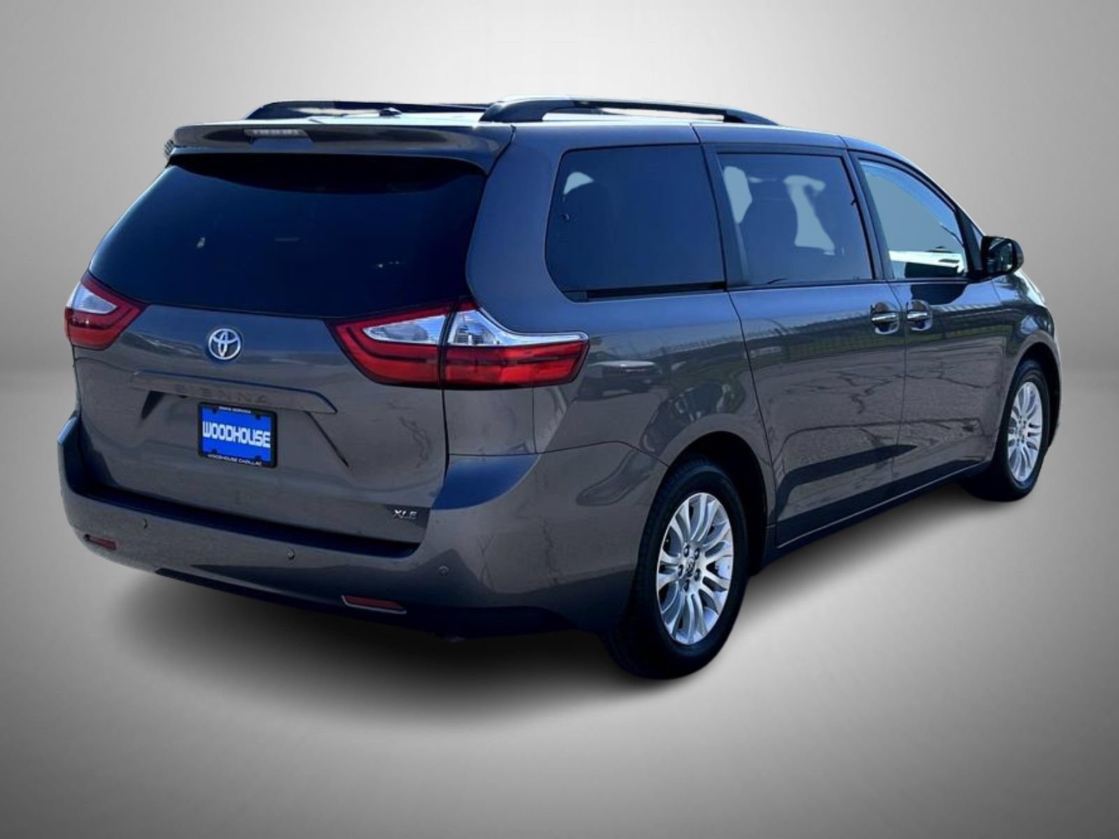 Used 2015 Toyota Sienna XLE w/ XLE Navigation Package FWD image 5