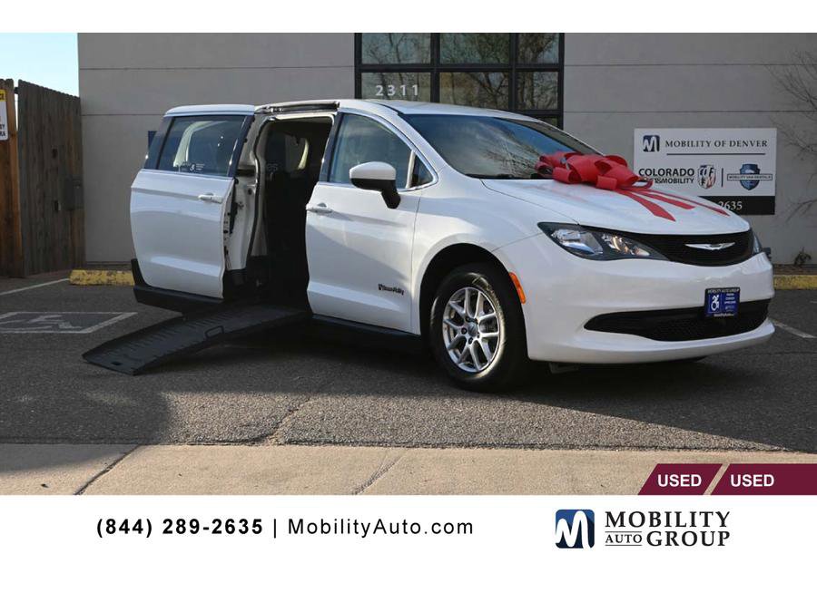 Used 2023 Chrysler Voyager LX image 1