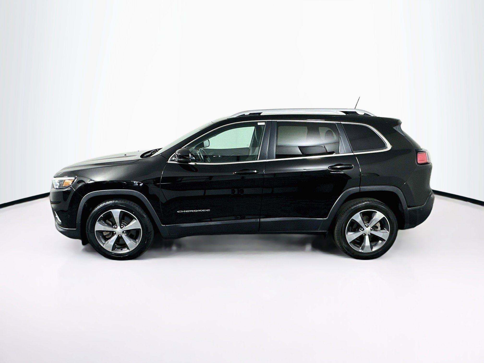 Used 2019 Jeep Cherokee Limited w/ Technology Group FWD image 4