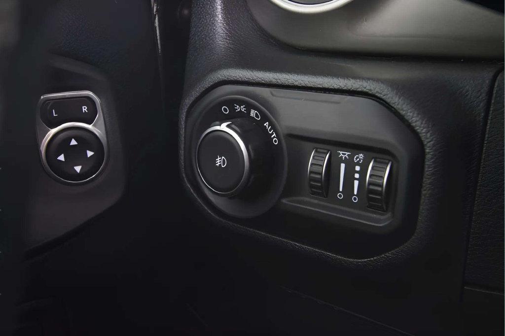 Used 2021 Jeep Wrangler Unlimited Sahara AWD/4WD image 21