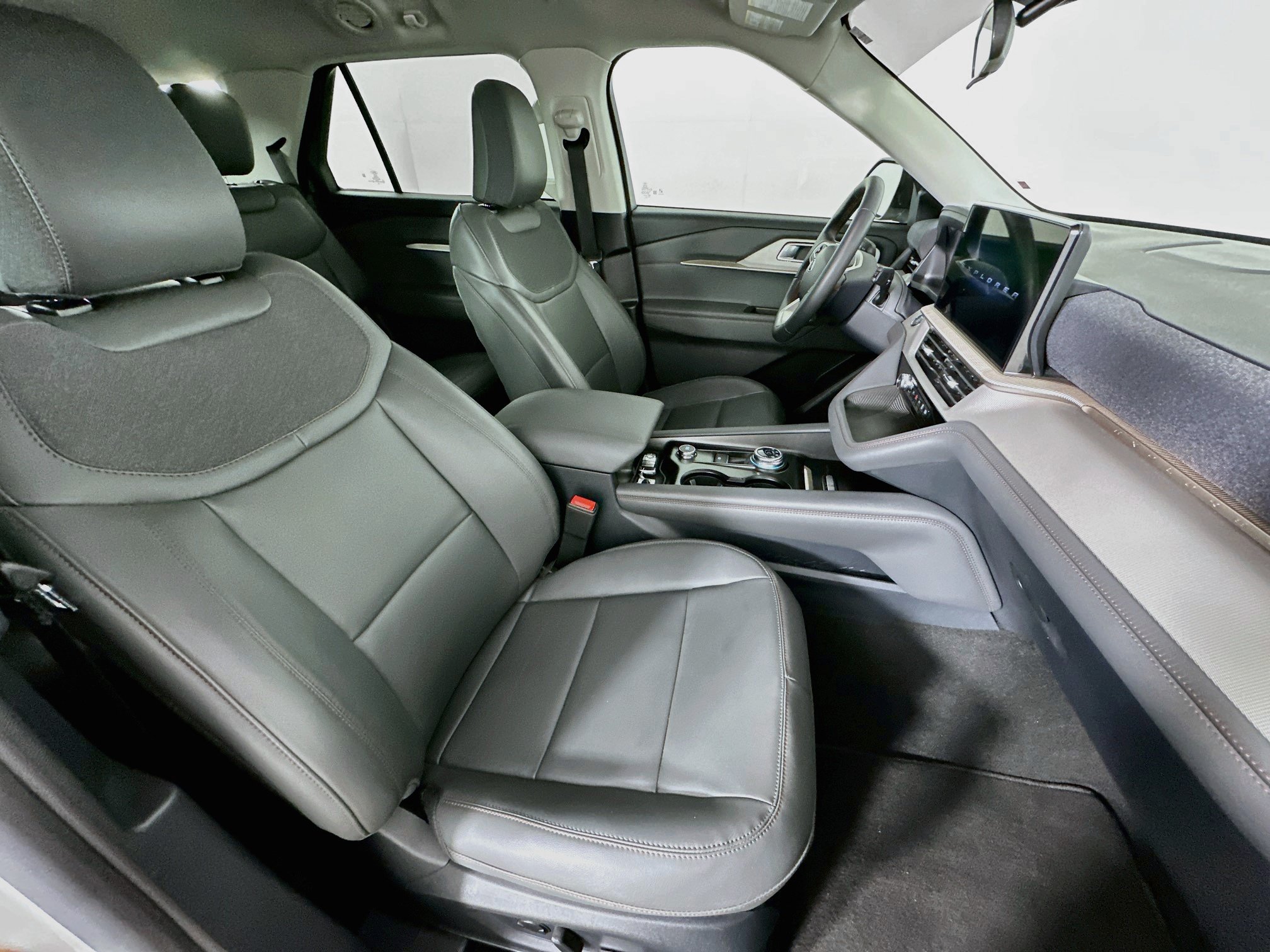 Used 2025 Ford Explorer Active w/ Active Comfort Package RWD image 33