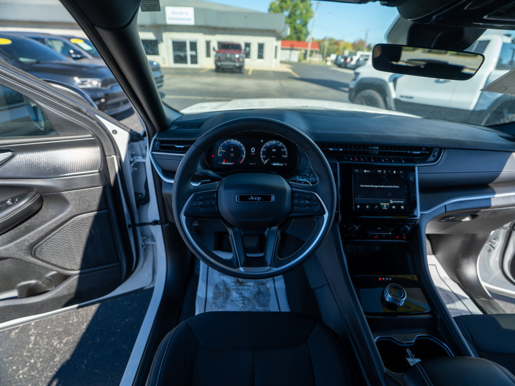 Used 2025 Jeep Grand Cherokee Laredo X AWD/4WD image 23