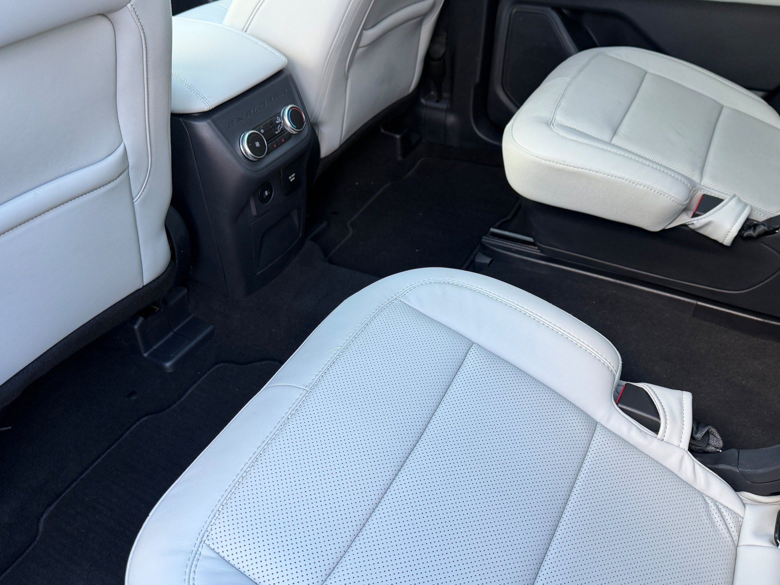 Certified 2025 Ford Explorer Platinum w/ LUX Leather Package AWD/4WD image 12