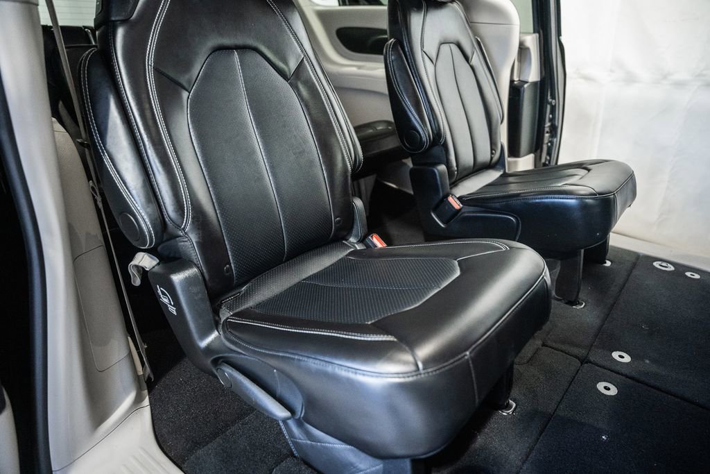 Used 2024 Chrysler Pacifica Touring-L image 36