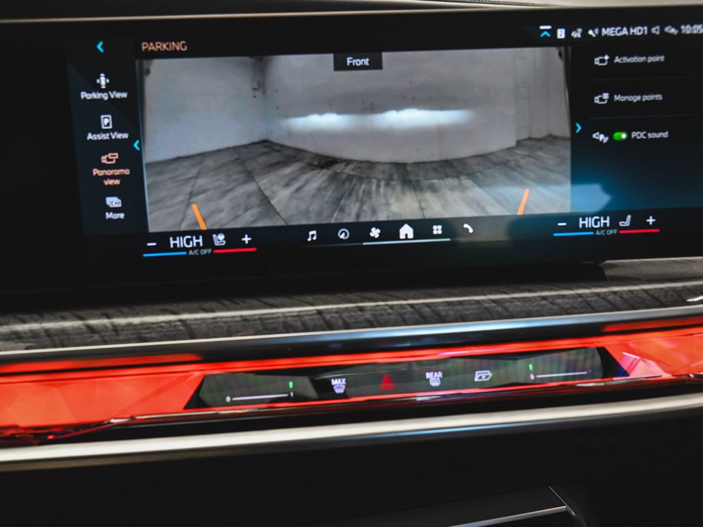 Used 2025 BMW 760i xDrive w/ Premium Package AWD/4WD image 23