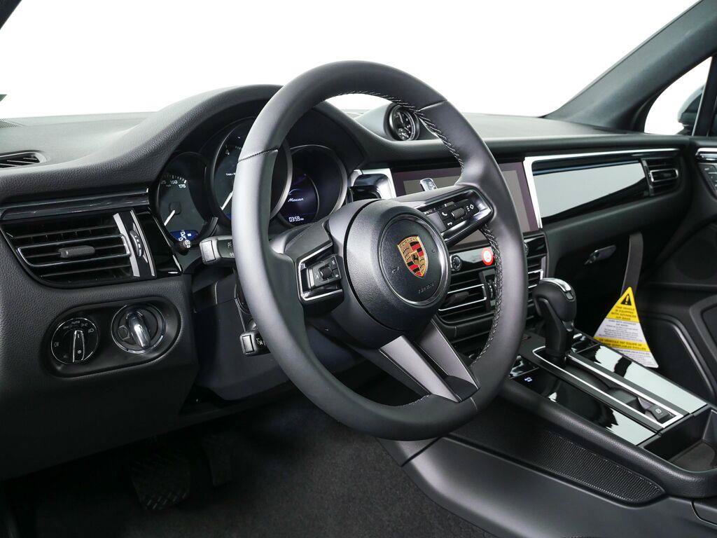 Certified 2026 Porsche Macan AWD/4WD image 4