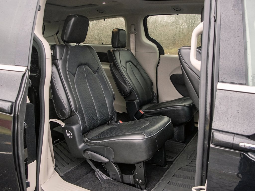 Used 2018 Chrysler Pacifica Limited image 35