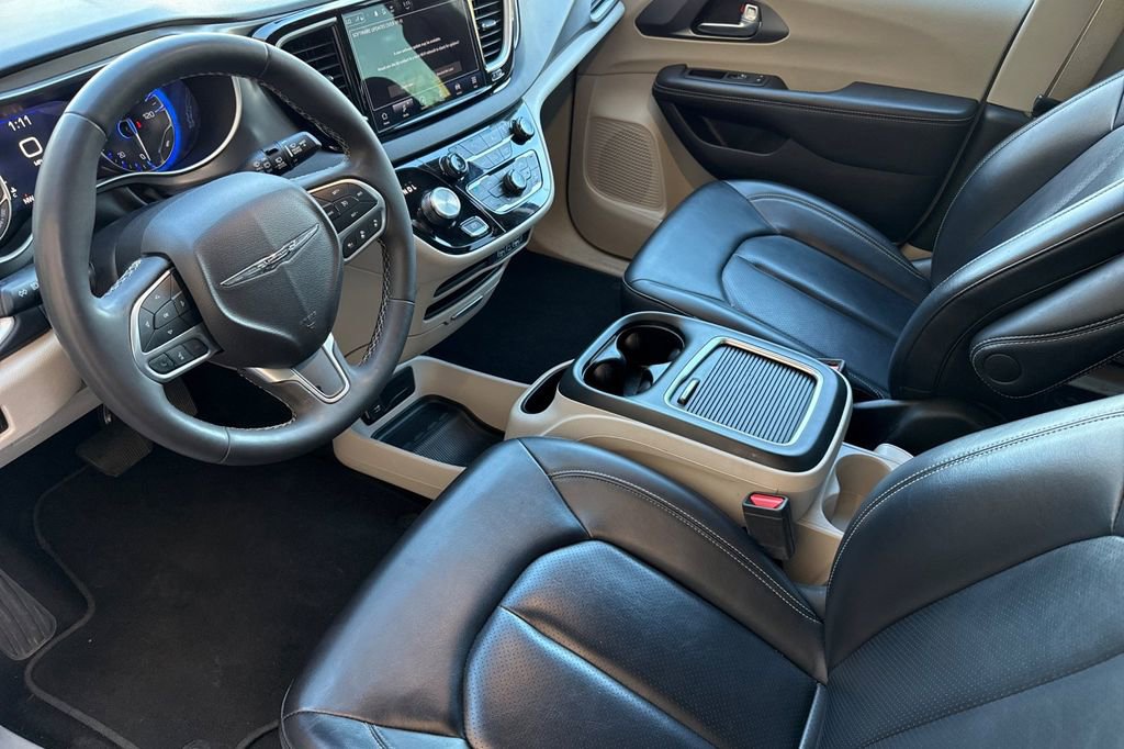 Used 2023 Chrysler Pacifica Touring-L image 5