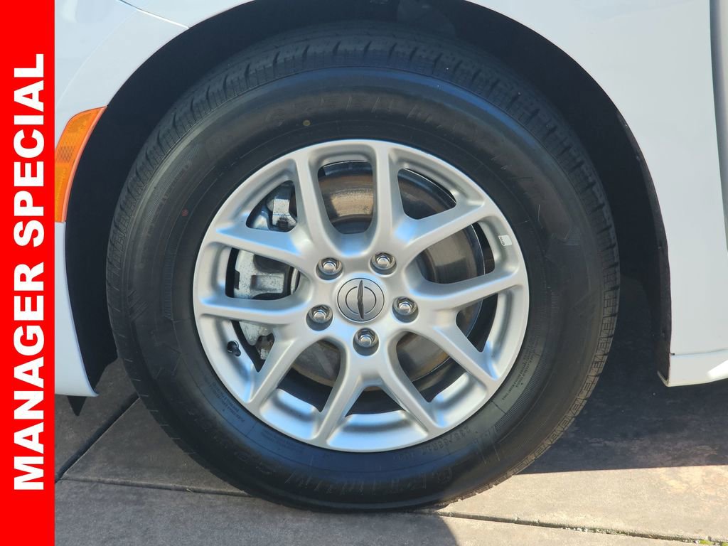 Used 2024 Chrysler Pacifica Touring-L image 36