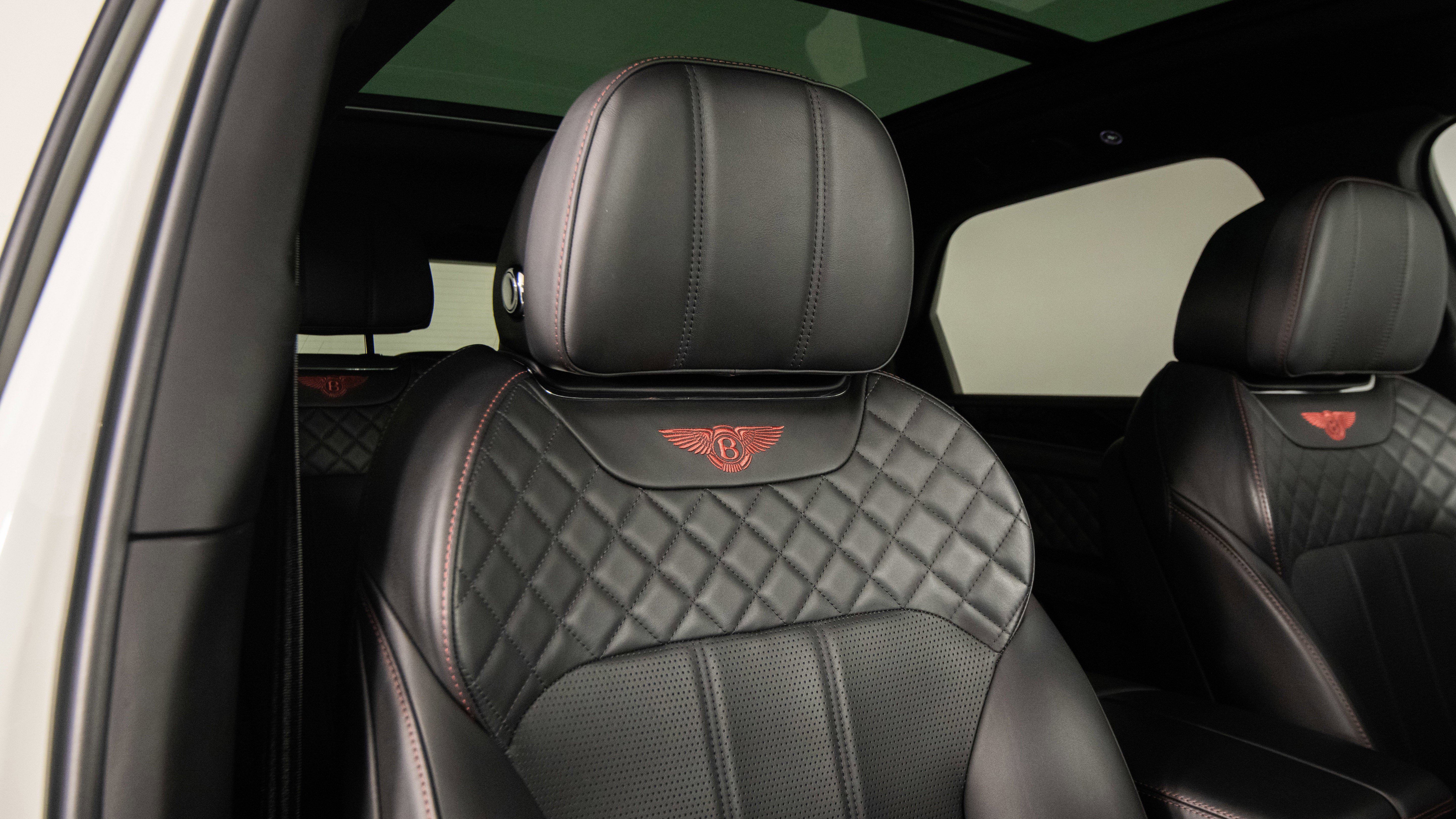 Used 2018 Bentley Bentayga image 48