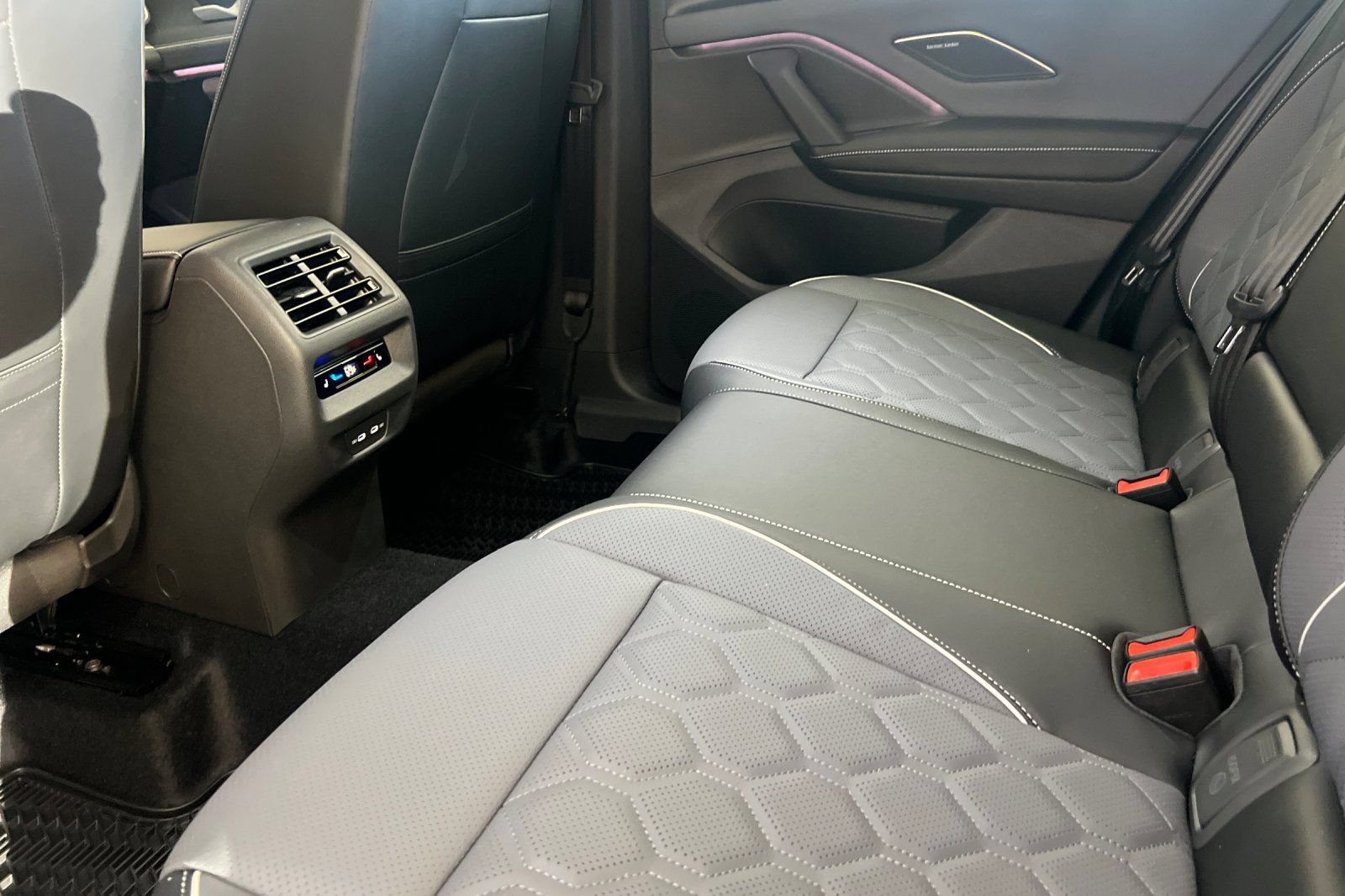 New 2026 Volkswagen Tiguan SEL R-Line AWD/4WD image 12