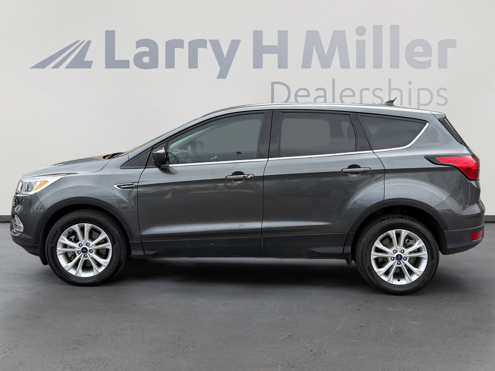 Used 2019 Ford Escape SE FWD image 2