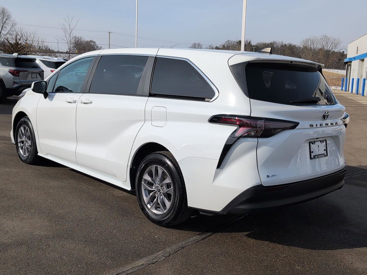 Used 2025 Toyota Sienna LE image 3