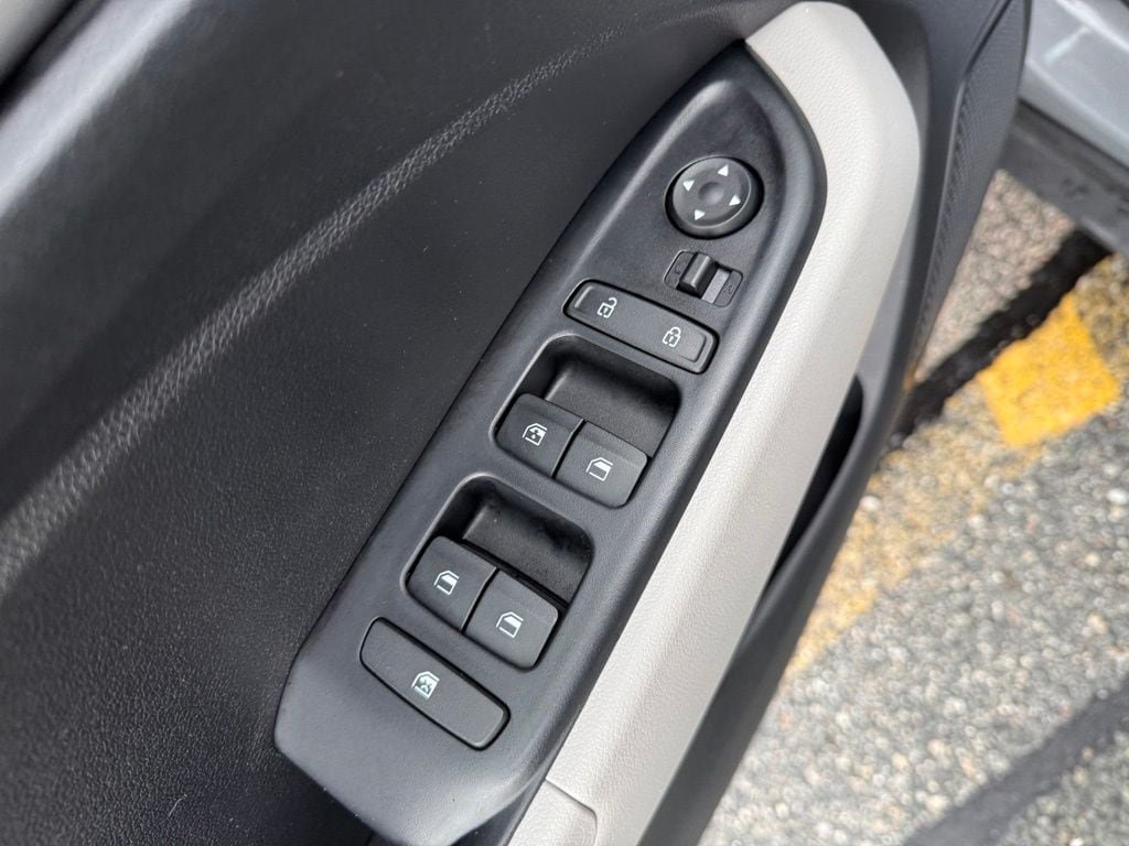 Used 2022 Hyundai Venue SEL w/ Cargo Package FWD image 22