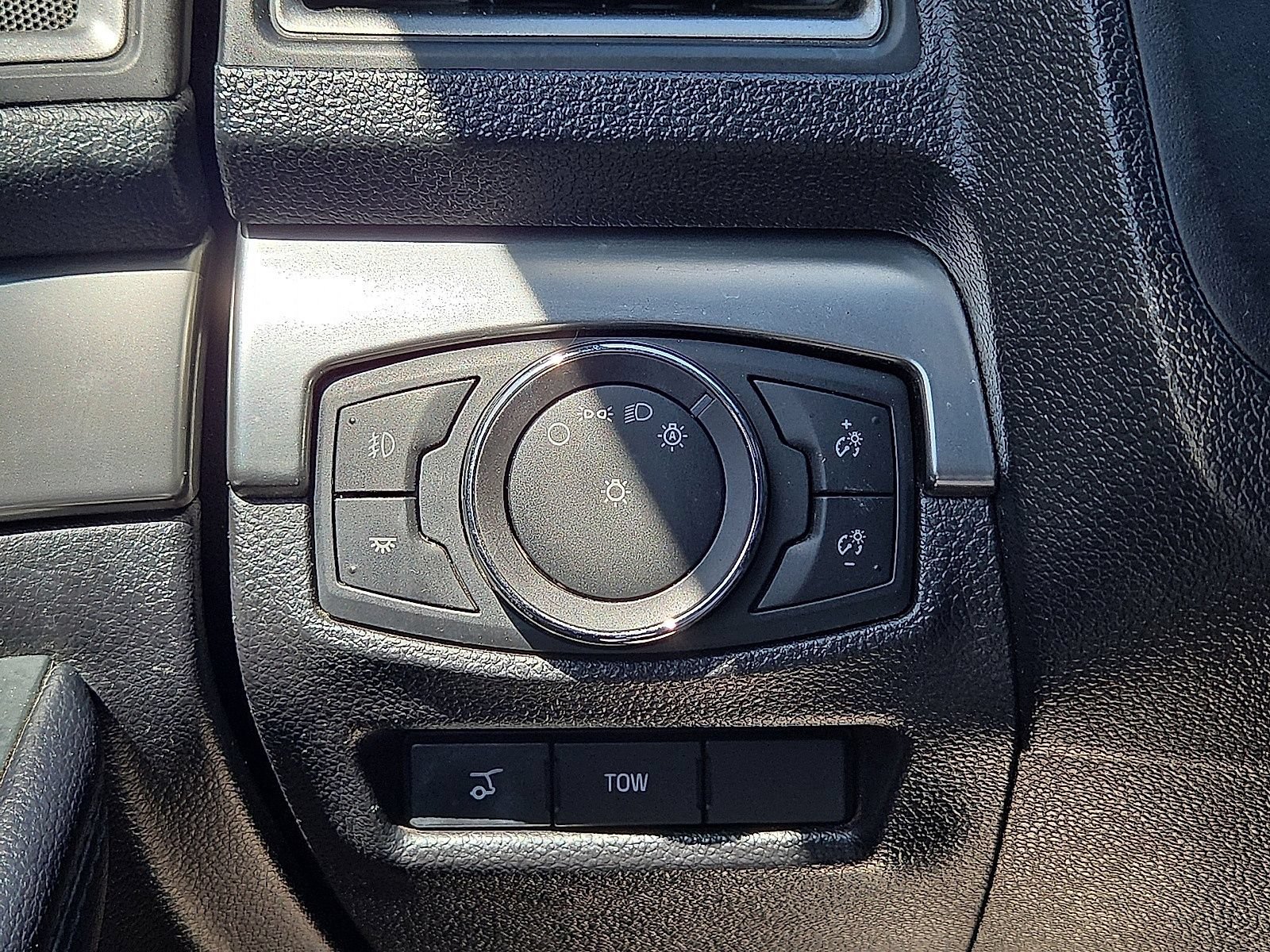 Used 2018 Ford Explorer XLT w/ Equipment Group 202A AWD/4WD image 27