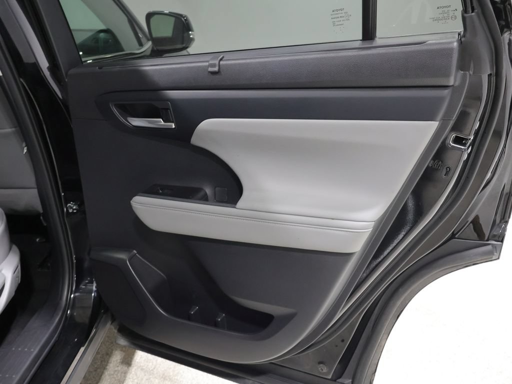 Used 2023 Toyota Highlander XLE AWD/4WD image 21