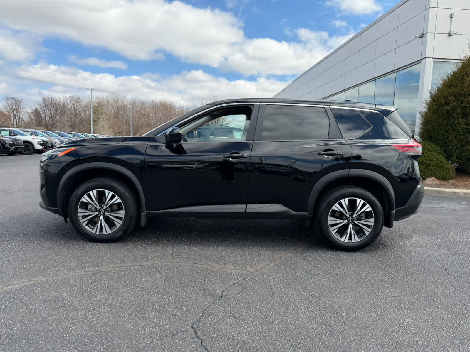 Used 2023 Nissan Rogue SV image 4