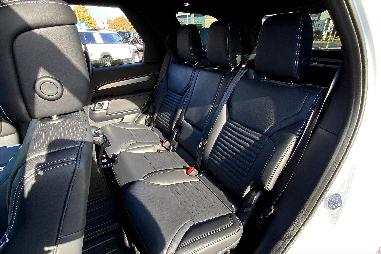 New 2025 Land Rover Discovery Dynamic SE image 11