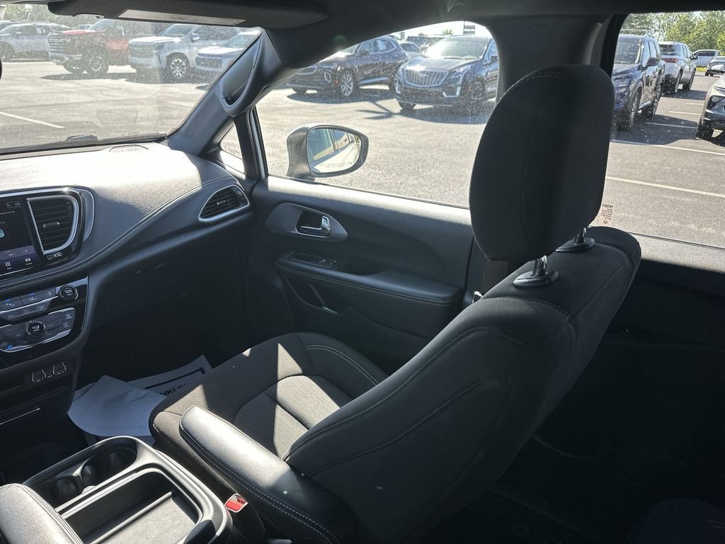 Used 2023 Chrysler Pacifica Touring FWD image 11