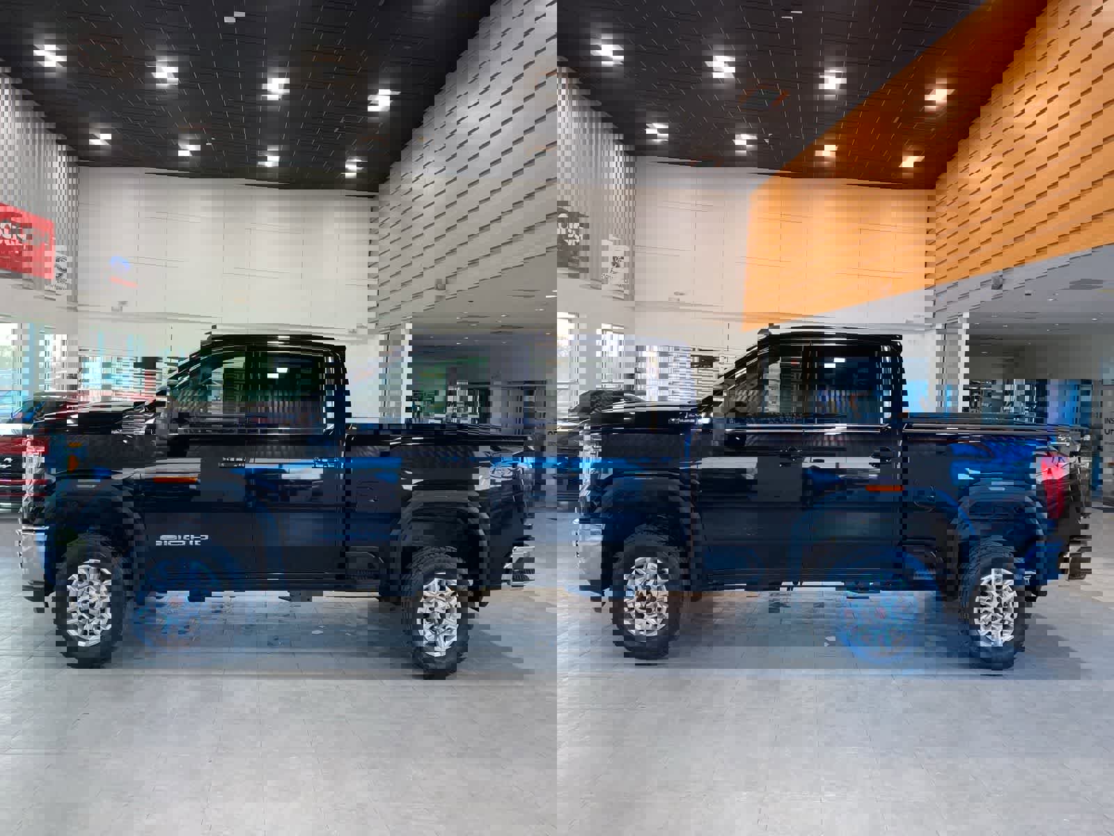 Used 2021 GMC Sierra 2500 SLE image 2