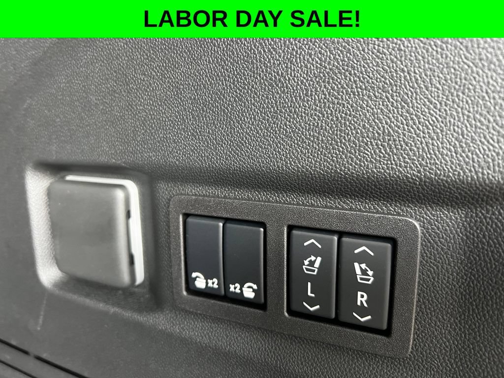 Used 2025 Chevrolet Tahoe Premier AWD/4WD image 16