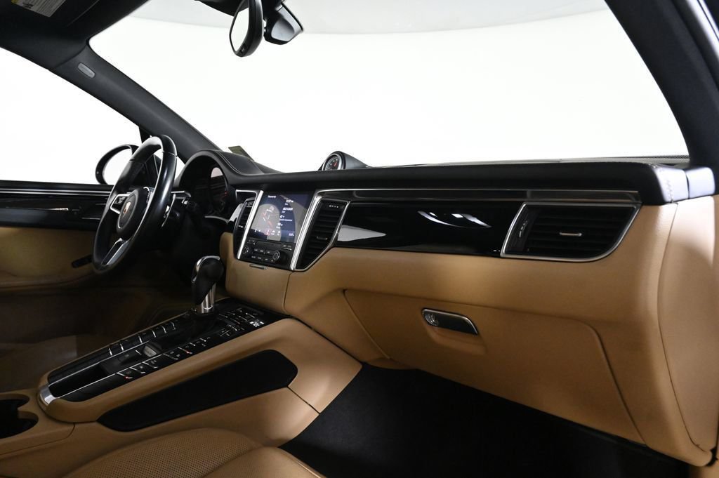 Certified 2018 Porsche Macan AWD/4WD image 17