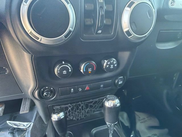 Used 2018 Jeep Wrangler Unlimited Sahara AWD/4WD image 29