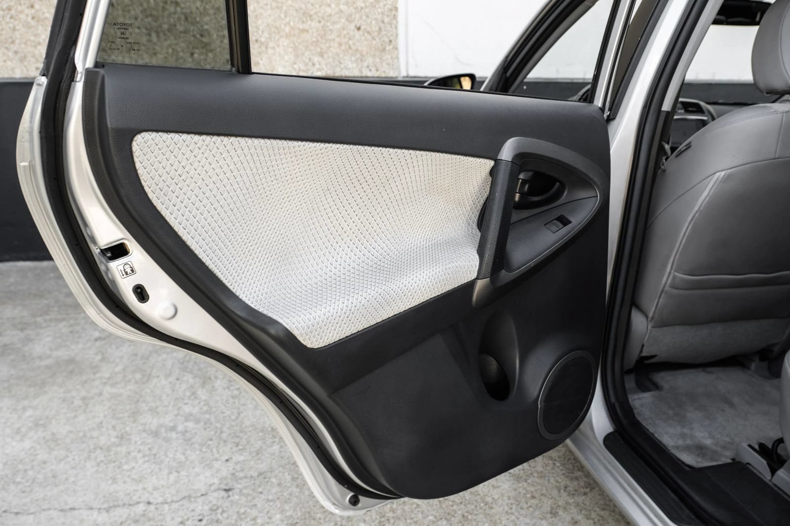 Used 2014 Toyota RAV4 EV FWD image 43