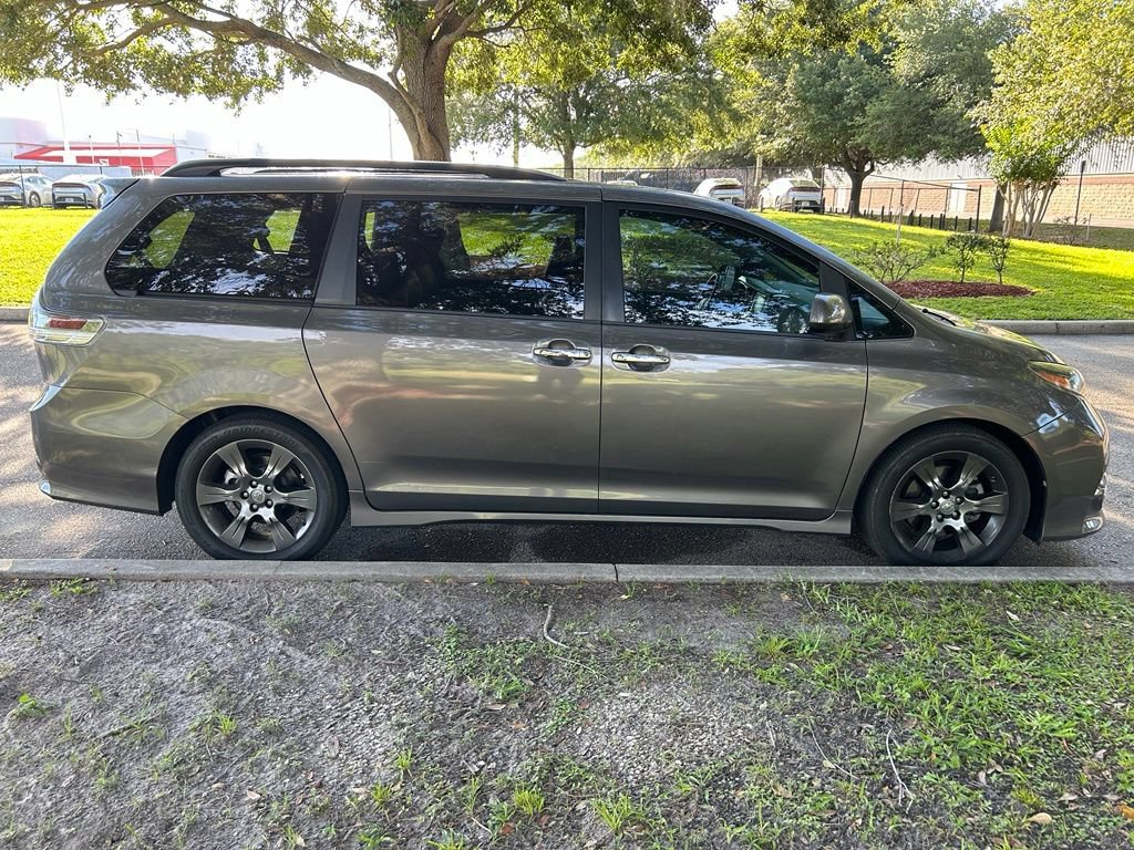 Used 2016 Toyota Sienna SE FWD image 7