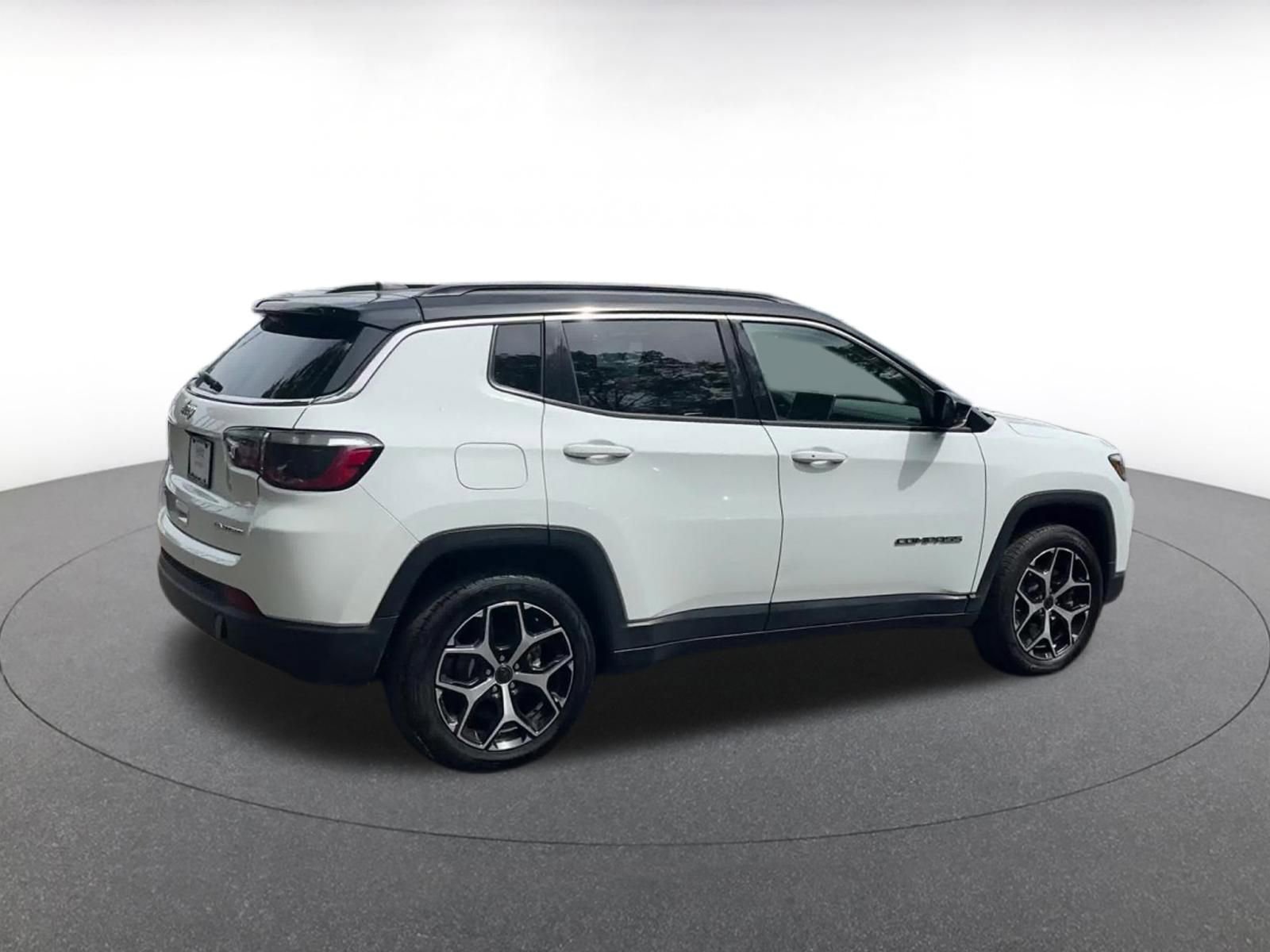 Used 2025 Jeep Compass Limited image 14