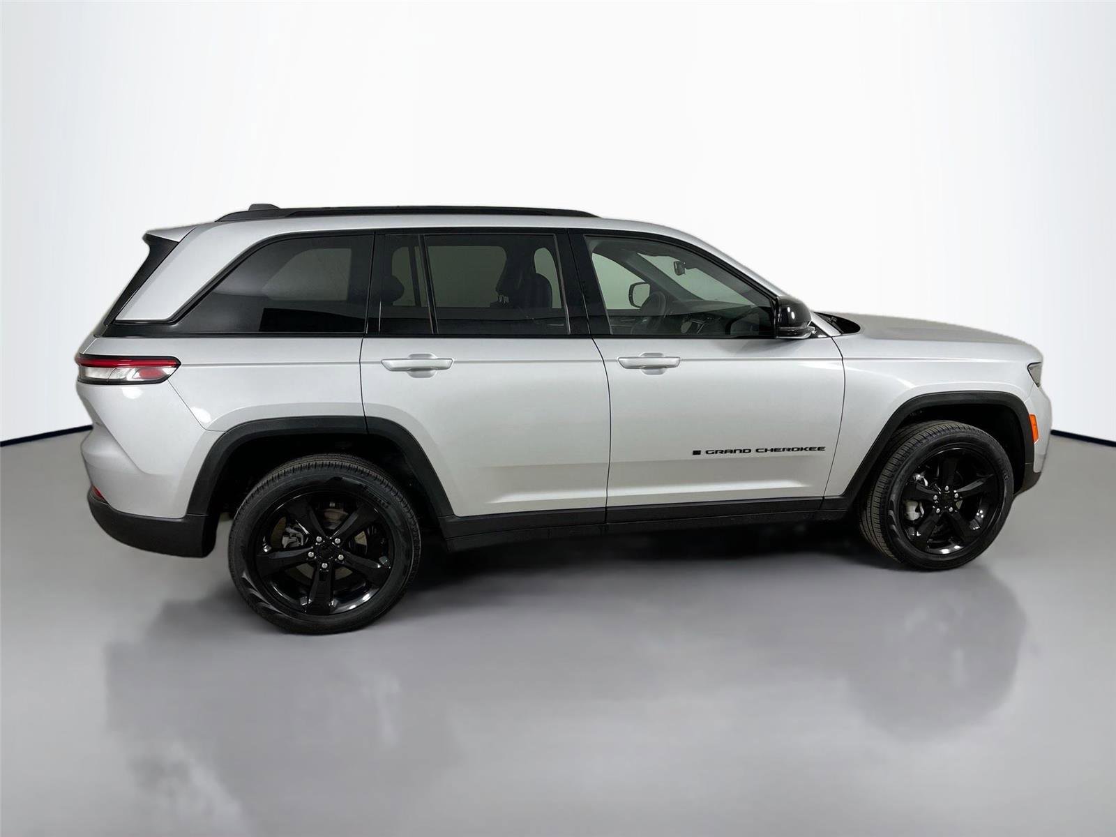 Used 2024 Jeep Grand Cherokee Limited w/ Black Appearance Package AWD/4WD image 17