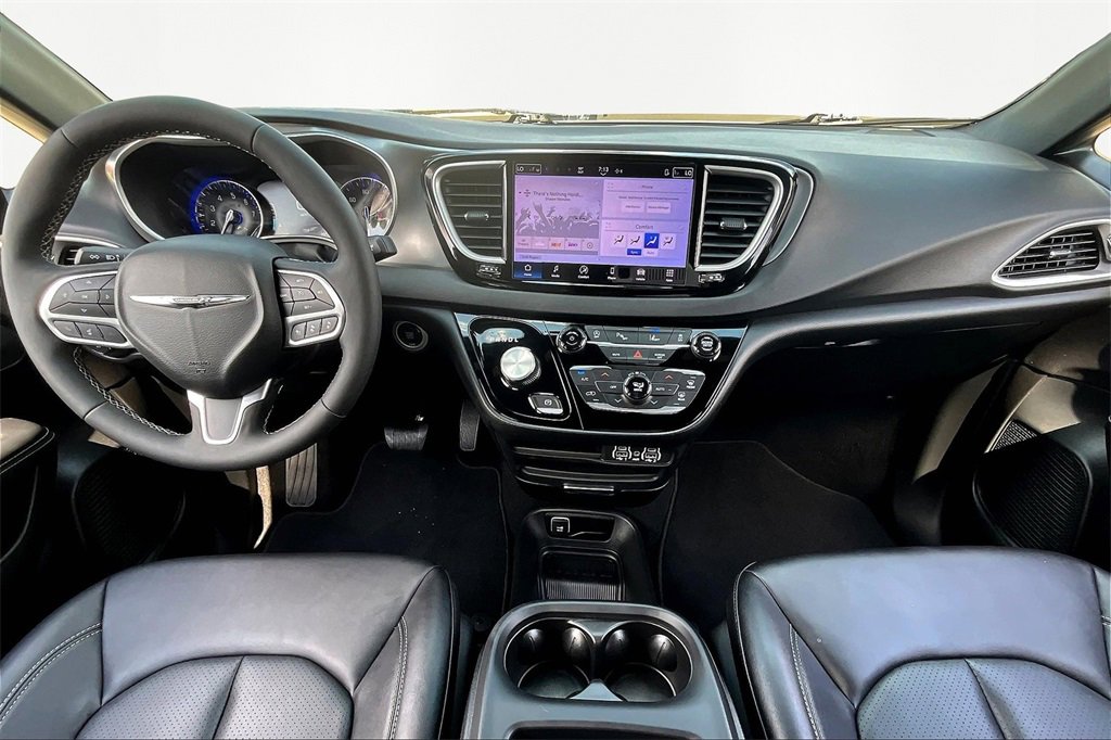 Used 2025 Chrysler Pacifica Select image 16
