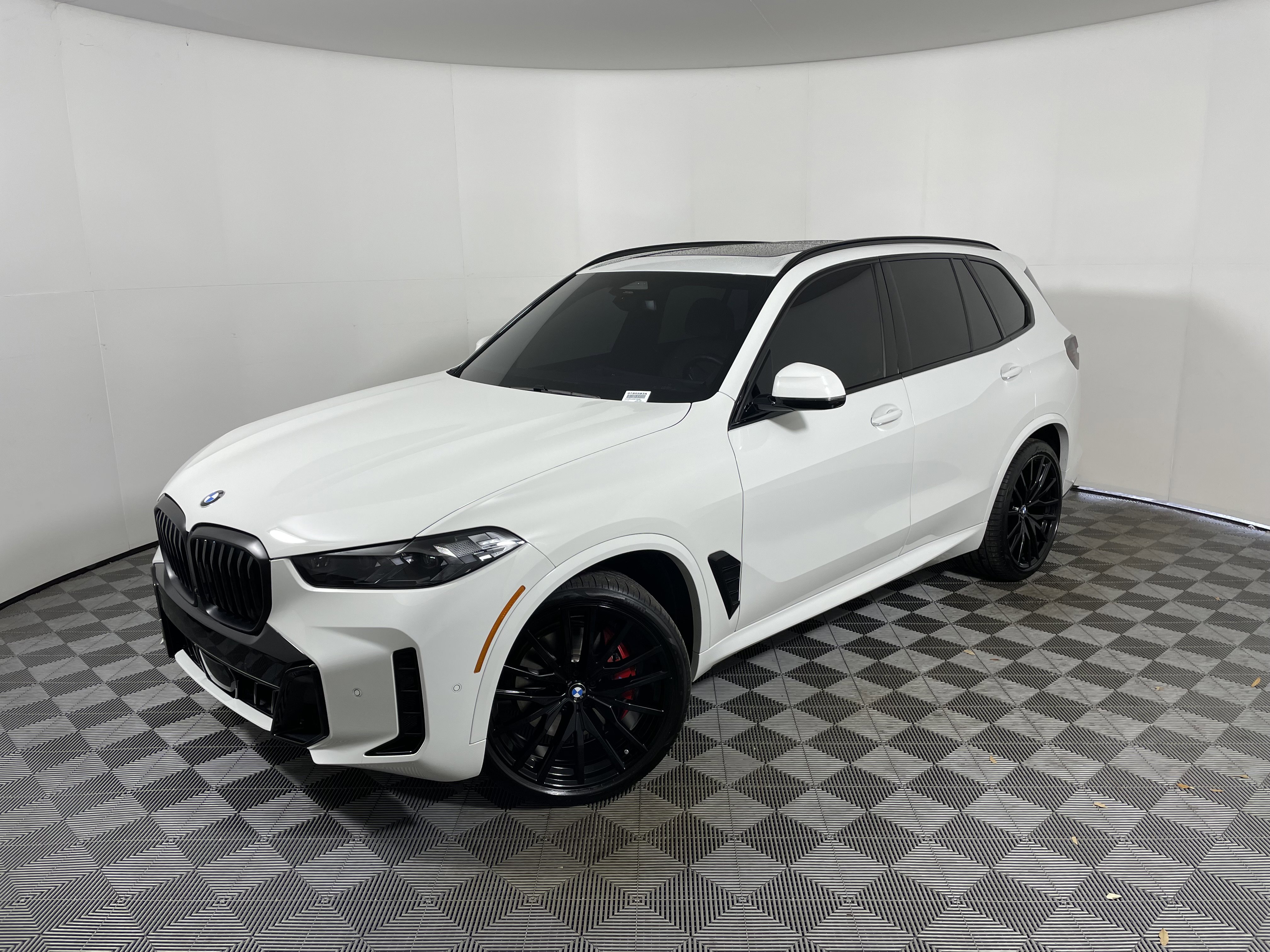 Used 2024 BMW X5 xDrive40i w/ M Sport Package image 1