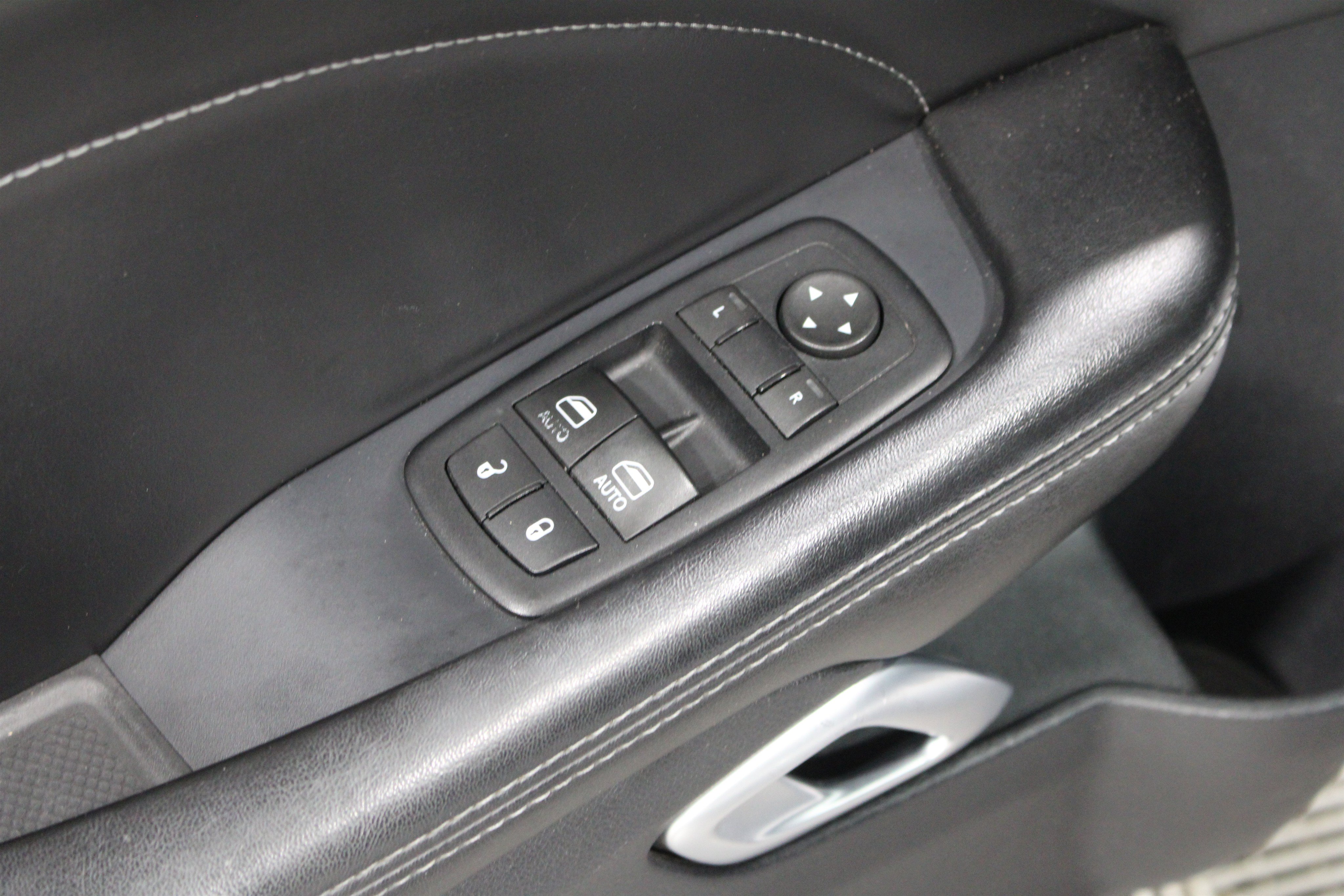 Used 2015 Dodge Challenger R/T Plus RWD image 7
