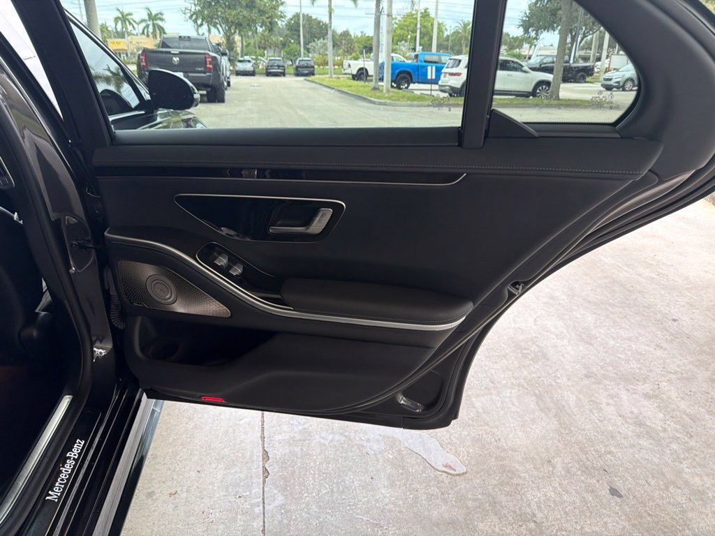 Used 2023 Mercedes-Benz S 500 4MATIC w/ AMG Line image 34