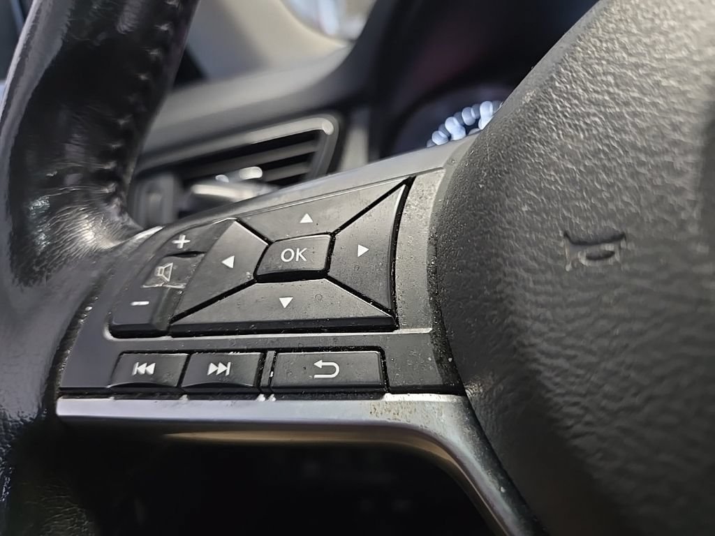 Used 2017 Nissan Rogue SV AWD/4WD image 17
